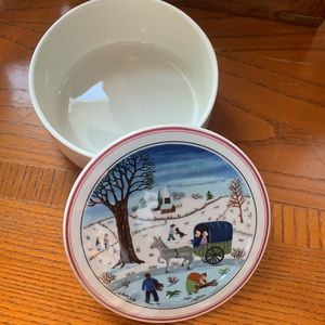 Round porcelain trinket box